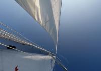 Segelyacht Segelboot Mast Takelwerk Segel blauer Himmel